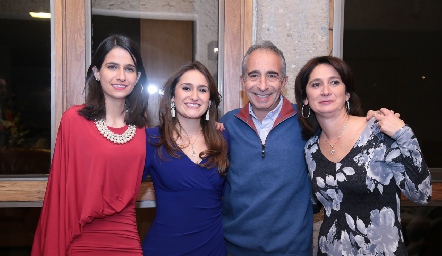  Mónica, Priscila y Pepe Medlich y Mónica Leal de Medlich.