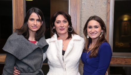  Mónica Medlich, Mónica Leal y Priscila Medlich.
