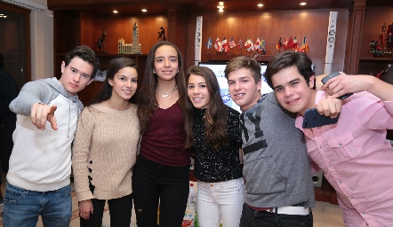  Santiago, Paty, Ana Pau, Ferm Juan Pablo y Pato.