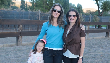  Gaby Acosta con su hija y Ana  Paula Gutiérrez.