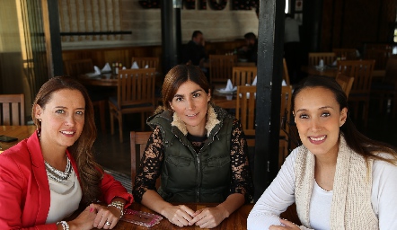  Paulina Del Valle, Melina Cuevas y Bárbara Mercado .