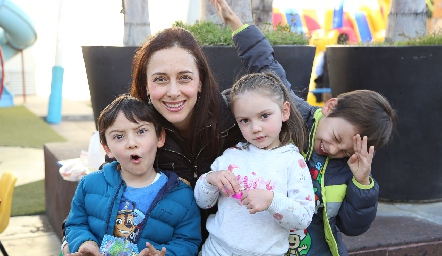  Sandra Aldrete con sus hijos .
