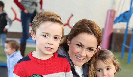 Adriana de Félix con sus hijos Agustín y María Valentina.