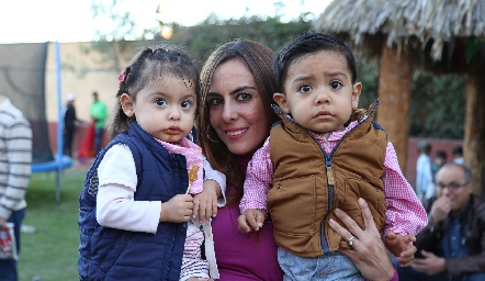  Paola Millán con sus hijos Alexia y Emilio Regalado .