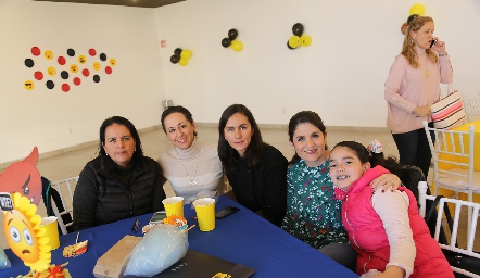 Carla Herrera, Lilia Zubiri, Montserrat, Ana María Vázquez y Ana Mary.