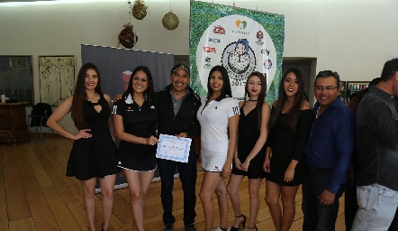  Posaron muy contentos para las cámaras deQuetal.