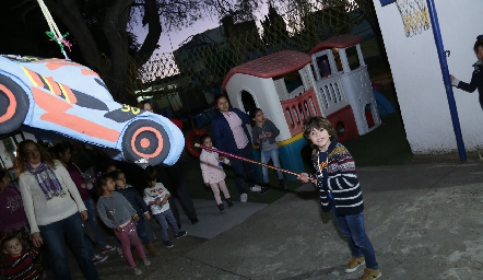  Gonza rompiendo la piñata.