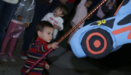  Rompiendo la piñata.