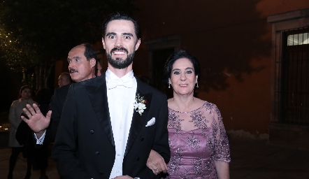  Gerardo con su mamá, Gabriela Ortuño.