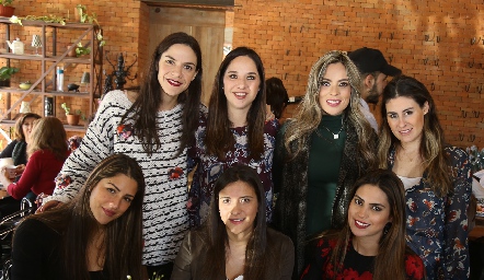 Elizabeth con sus amigas.