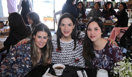  Andrea Fernández, Sandra Villasuso y Charo Ortuño.