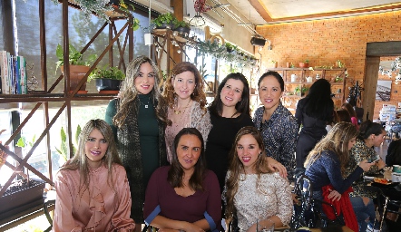 Con sus amigas.