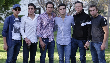  Santi, Marcelo Reverte, César Flores, Jero Gómez, Rodrigo Navarro y Memo Pizzuto.
