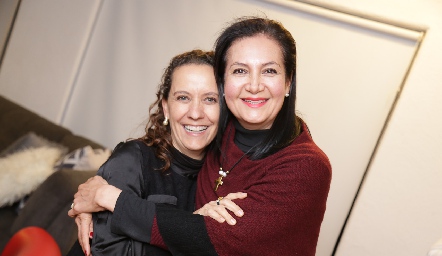  Sandra Burgos y Laura Izaguirre.