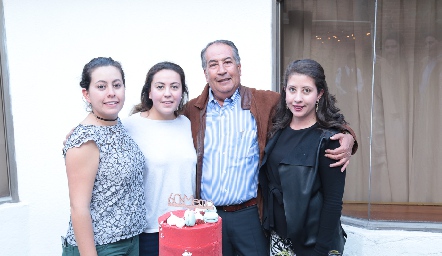 Memo Torres con sus hijas: Guillermina, María Elena y Mariana Torres Gordoa.