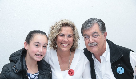   Regina, Susana y Joaquín González.