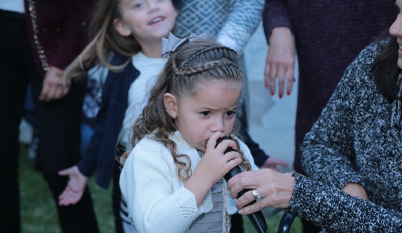  Cantando.