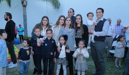   Maripepa Muriel con sus hijas, yernos y nietos.