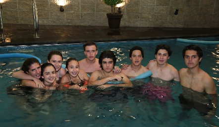  Ale, Montse, Marijú, Renata, Alonso, Mario, Pato, Fer y Gerardo.
