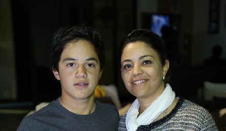  Pato y su mamá Marilupe Córdova de Aguillón.