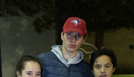  Hened Flores, Josué Alba y Pato Aguillón.