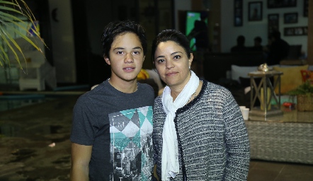  Pato y su mamá, Marilupe Córdova de Aguillón.