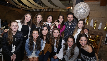  Las Lulú´s acompañando a los recién comprometidos.