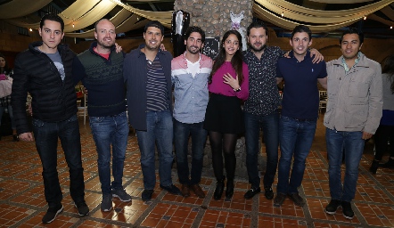  Isa y Yuri con los mejores amigos de él.