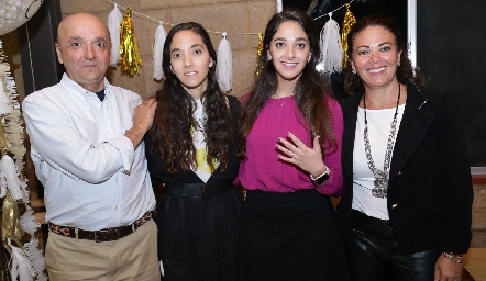 Rafael, Moni e Isa Villanueva y Mónica Gordoa.