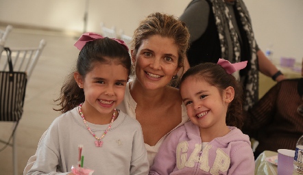 Lu López y sus bellas hijas.
