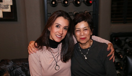 Vanessa Galarza y María González.