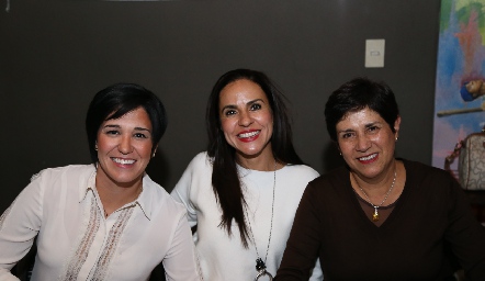  Silvia Noriega, Moni Guijarro y Laura González .