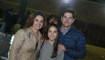  María José con sus papás Rocío Alcalde y Gustavo Medina.