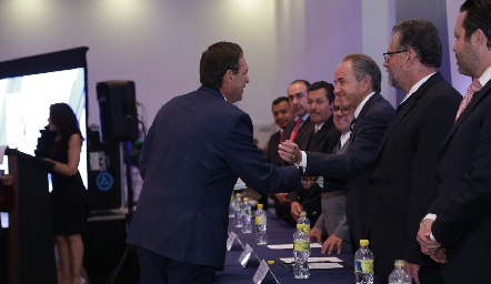  Carlos Mendizábal recibiendo un reconocimiento a nombre de su papá Carlos Mendizábal q.e.p.d.