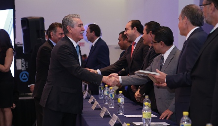  Mario Leal Campos recibiendo reconocimiento.