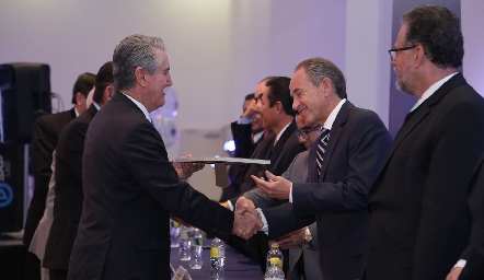  Mario Leal Campos recibiendo reconocimiento.
