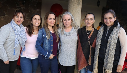  Lili Acuña, Mónica Schekaiban, Madelein Ricavar, Mónica Aguiñaga, Adriana Olguin y Maricarmen Padilla.