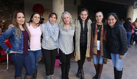  Lili Acuña, Mónica Schekaiban, Madeleine Ricavar, Mónica Aguiñaga, Adriana Olguín, Maricarmen Padilla y Elizabeth López.
