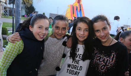  Ana Cris, Montse, Fernanda y Andrea.