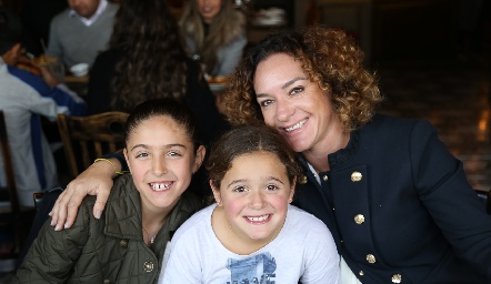  Julieta Morales con sus hijos.