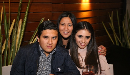  Sebastián Barrón, Selene Zapata y Valeria Chong.