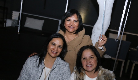  Ceci Rivera, Cristina Rivera y Lolita Rivera.