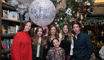  Lourdes Gutiérrez con sus hijos María, Paulina, Luli y Memo y su nieta Melissa.