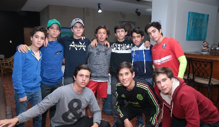  Juan Pablo Ruiz con sus amigos.