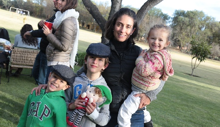  Anel Ávila con sus hijos Nicolás, Santiago y Ximena.