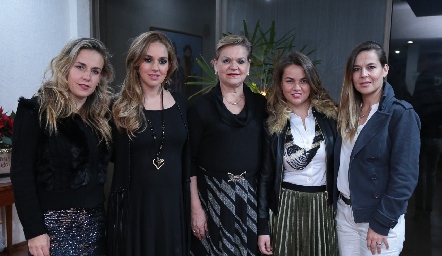  Mónica Labastida con sus bellas hijas, Mónica, María, Monse y Marcela.