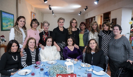  María Torres con las amigas de su mamá.