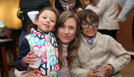  Ale Loredo con sus hijos.