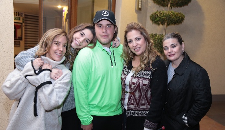  Pía Bores y la familia Minondo.