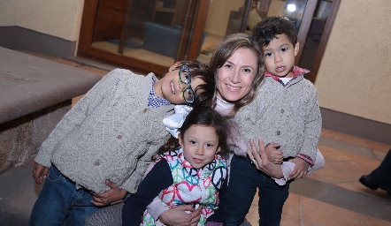  Alejandra Loredo con Samantha, Andrea y Marcelo.